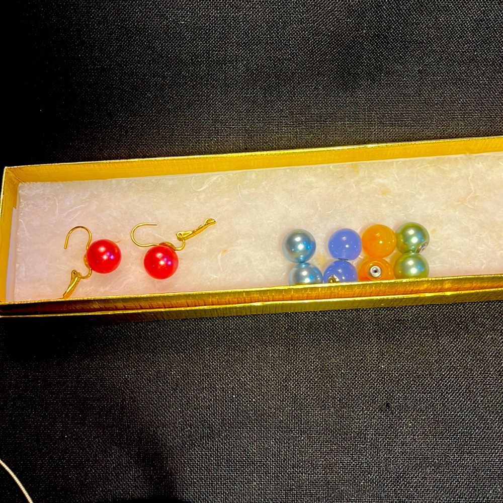🌈Convertable 5 different colors gold tone pierced earring. Each pair attaches